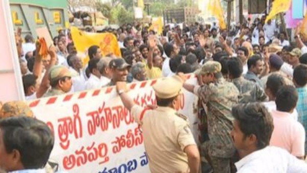 దేవీ చౌక్ వద్ద దేవీ చౌక్ వద్ద