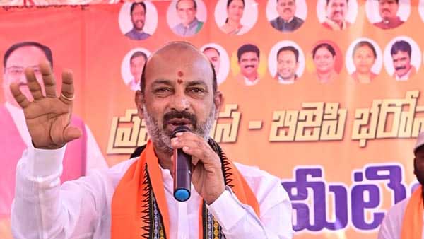 రాజీనామా చేసే దమ్ముందా? అంటూ కేసీఆర్‌కు బండి సవాల్