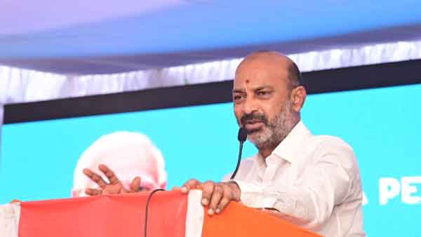తెలంగాణ ప్రజలను పట్టించుకునే పరిస్థితిలో కేసీఆర్ లేడు తెలంగాణ ప్రజలను పట్టించుకునే పరిస్థితిలో కేసీఆర్ లేడు