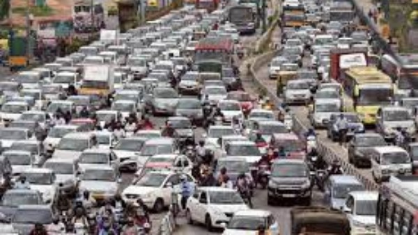  బెంగళూరులో ట్రాఫిక్ జామ్.. ఆటైమ్ లో ప్రజలకు గులాబ్ జామ్