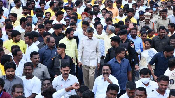 పోలీసులపై పాలకుల ఒత్తిడి.. అందుకే ఇలా బాబు పర్యటన అడ్డగింత