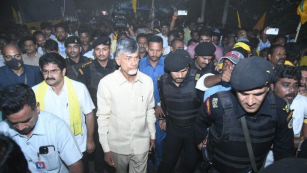 రోడ్డుపై బైఠాయింపు.. రోడ్డుపై బైఠాయింపు..