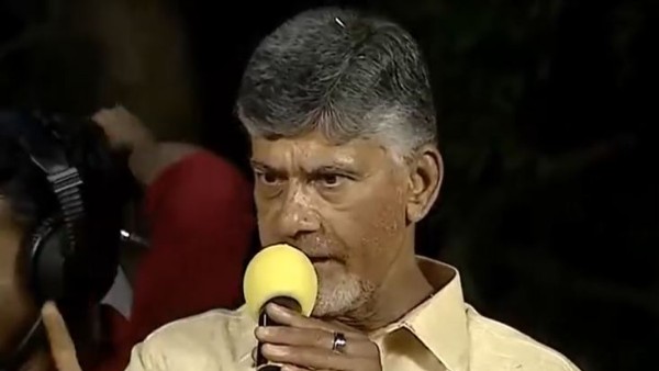 రోడ్డుపై బైఠాయింపు.. రోడ్డుపై బైఠాయింపు..