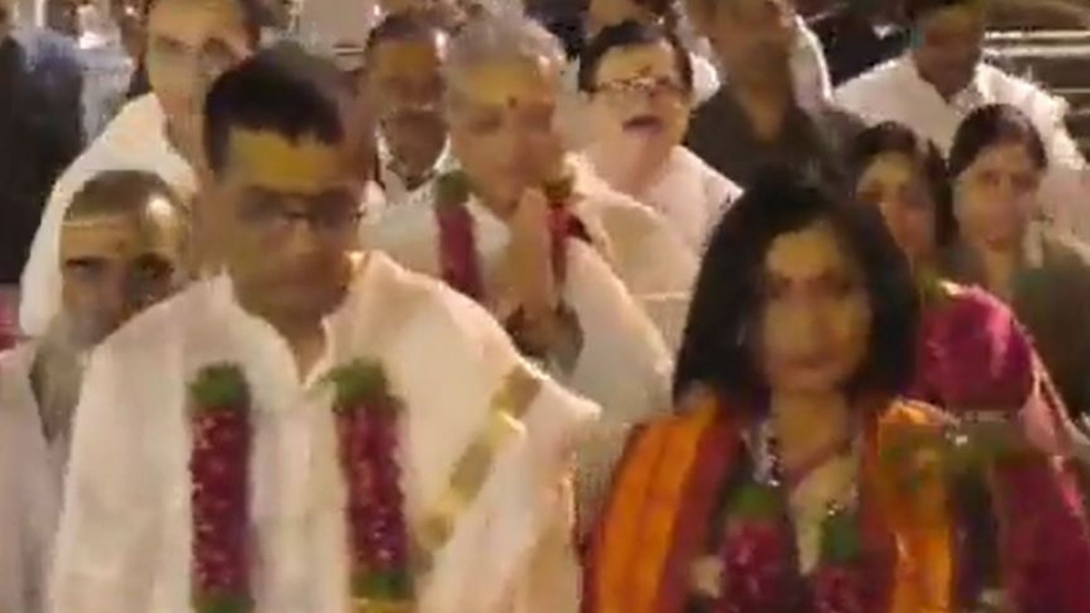  CJI DY Chandrachud offered prayers at Bhramaramba Mallikarjuna Swamy temple in Srisailam of AP 