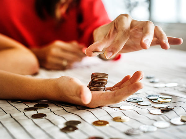 ఎంత కష్టపడినా ఆర్థిక ఇబ్బందులా? వాస్తు దోషాలే కారణం