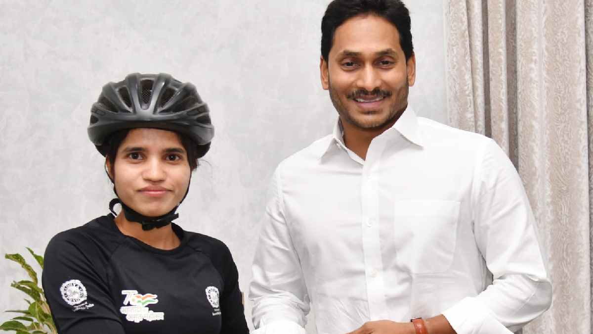 Mountaineer Asha Malaviya meets AP CM Jagan,Hails govt schemes introduced for women safety and welfare Mountaineer Asha Malaviya meets AP CM Jagan,Hails govt schemes introduced for women safety and welfare