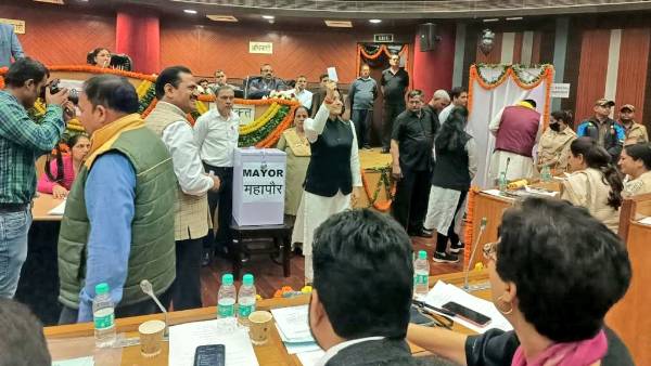aam admi party wins delhi again as its candidate shelly oberoi elected as mayor 