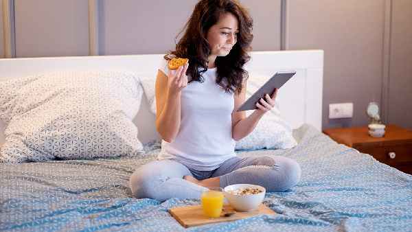 మంచం పై కూర్చుని ఈ పనులు చేస్తే దరిద్రం.. మార్చుకోండి