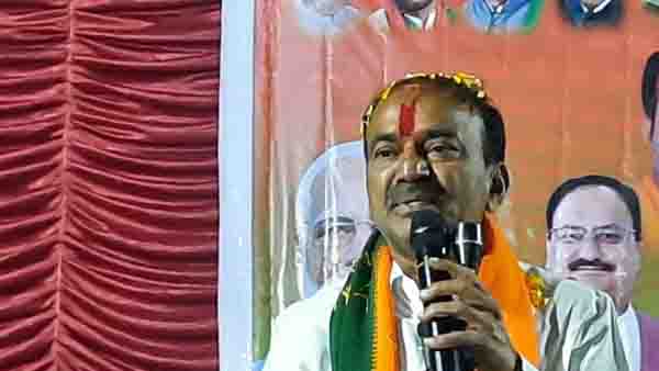 ప్రీతి తల్లిదండ్రులను పరామర్శించిన ఈటల 