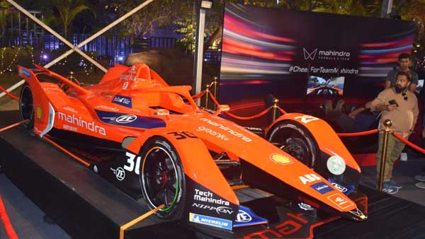 రేస్ ట్రాక్‌పైకి దూసుకొచ్చిన సాధారణ వాహనాలు