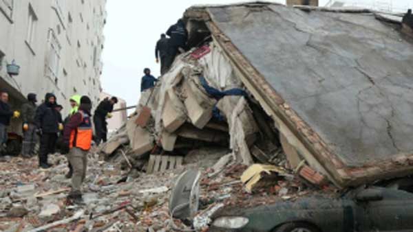 శిధిలాల క్రింద చిక్కి కూడా తమ్ముడిని కాపాడేప్రయత్నం చేసిన ఏడేళ్ళ సిరియన్ బాలిక శిధిలాల క్రింద చిక్కి కూడా తమ్ముడిని కాపాడేప్రయత్నం చేసిన ఏడేళ్ళ సిరియన్ బాలిక