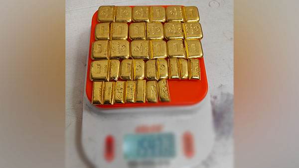 8 కోట్ల విలువైన 15 కిలోల బంగారం శంషాబాద్ ఎయిర్ పోర్ట్ లో స్వాధీనం