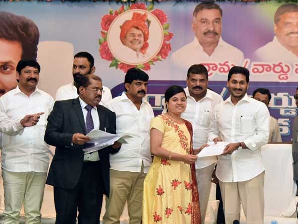 jagan regime good news to amaravati village volunteers-rs.2500 pension from march 1