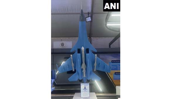 జెట్ ప్యాక్ ధరించిన మోడల్ జవాన్..