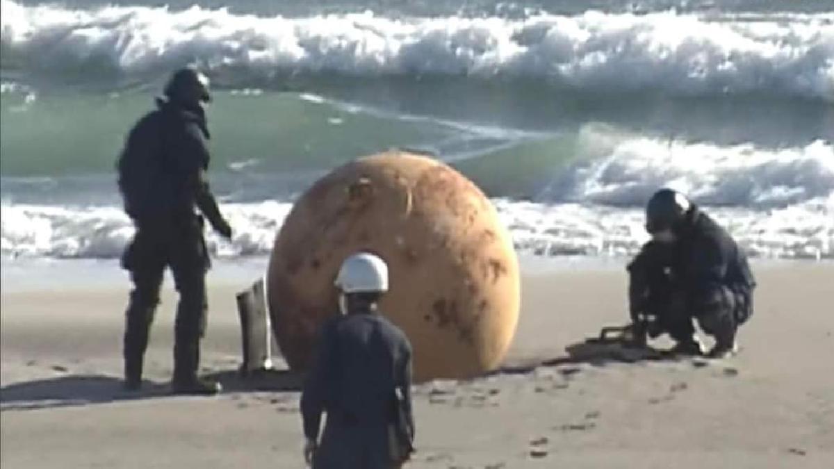 జపాన్ తీరంలో భారీ సైజు వింత బంతి ? చైనా బెలూన్ల నిఘా వేళ కలకలం