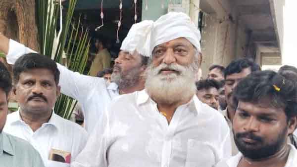 తనపై ఎస్సీ, ఎస్టీ కేసులు పెట్టారంటూ జేసీ ప్రభాకర్ రెడ్డి ఫైర్