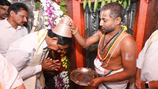 కొండగట్టు చేరుకున్న కేసీఆర్.. పూర్ణ కుంభంతో స్వాగతం పలికిన అర్చకులు