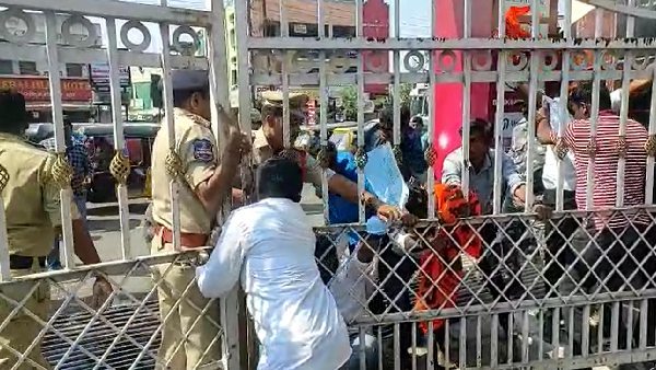 మెడికల్ కాలేజీ వద్ద ఉద్రిక్తత మెడికల్ కాలేజీ వద్ద ఉద్రిక్తత