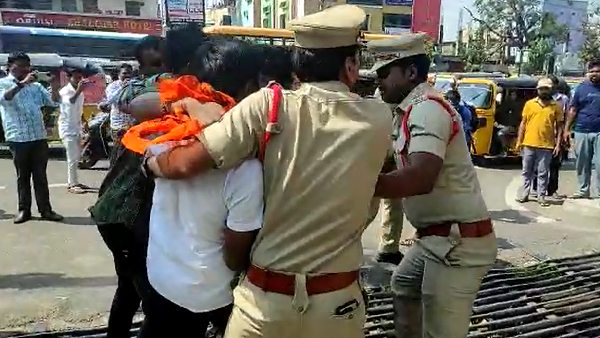 కేఎంసీ వద్ద విద్యార్ధి సంఘాల ఆందోళన కేఎంసీ వద్ద విద్యార్ధి సంఘాల ఆందోళన