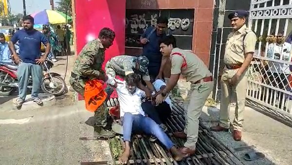 సీనియర్ వైద్యుడి వేధింపులతో ప్రిన్సిపాల్ కు ఫిర్యాదు, ఆపై ఆత్మహత్యా యత్నం సీనియర్ వైద్యుడి వేధింపులతో ప్రిన్సిపాల్ కు ఫిర్యాదు, ఆపై ఆత్మహత్యా యత్నం