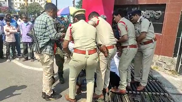 ఎంజీఎం ఆసుపత్రిలో ఎమర్జెన్సీ ఆపరేషన్ థియేటర్లో విధుల్లో ప్రీతి ఎంజీఎం ఆసుపత్రిలో ఎమర్జెన్సీ ఆపరేషన్ థియేటర్లో విధుల్లో ప్రీతి