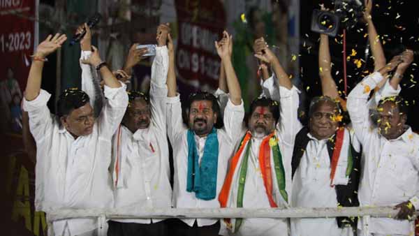 పార్టీని ఒక్కరే గెలిపించడం సాధ్యం కాదని వ్యాఖ్యల టార్గెట్ రేవంత్ రెడ్డి నేనా!!
