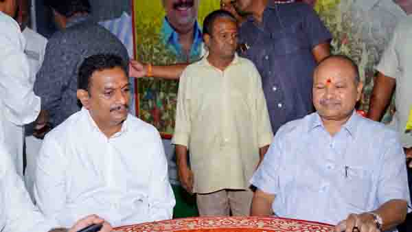 ఇంట్లో బెజవాడ నేతలతో భేటీ