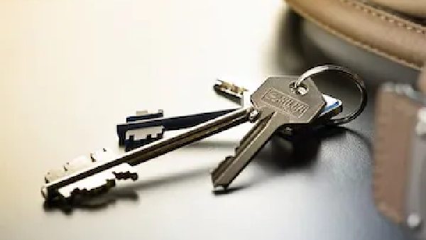 హాల్లో తాళాలు పెడుతున్నారా?