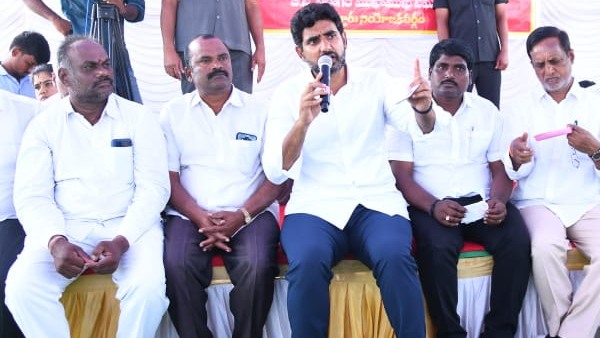 స్టూల్ పై నిలబడి .. మైక్ లేకుండానే లోకేష్ ప్రసంగం