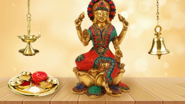 లక్ష్మీదేవి నిలుచున్నట్టు ఉండే చిత్రాన్ని, విగ్రహాన్ని ఇంట్లో పెట్టకూడదు