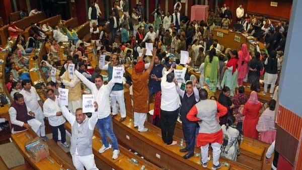 ఢిల్లీ మున్సిపల్ స్టాండింగ్ కమిటీ ఎన్నికల్లో తన్నుకున్న బీజేపీ, ఆప్ నేతలు