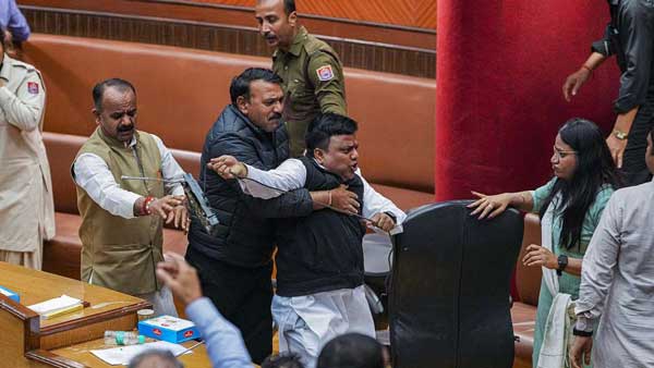 పోలీస్ స్టేషన్ లో బీజేపీ నేతలపై ఆప్ ఫిర్యాదు.. ఆపై పోలీస్ కమీషనర్ ను కలవనున్న ఆప్