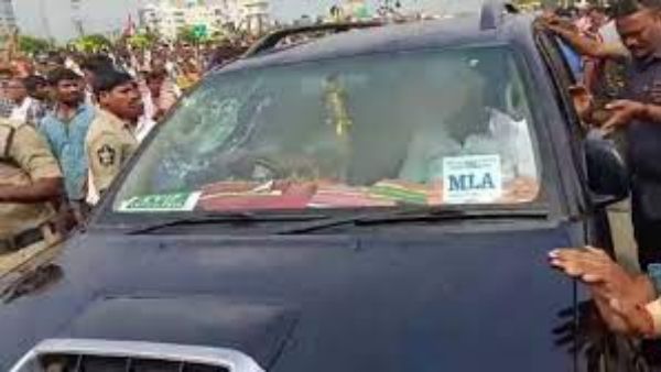 పోలీసులముందే మరోసారి చేయి చేసుకున్నారు