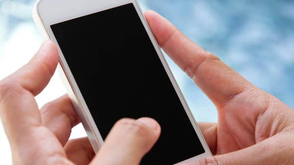 భార్య మొబైల్ ఫోన్ లో ? భార్య మొబైల్ ఫోన్ లో ?