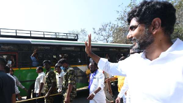 వీలైతే అక్కడికక్కడే పరిష్కారం పాదయాత్రలో తనను కలిసి బాధలు చెప్పుకుంటున్న ప్రతి ఒక్కరికీ నారా లోకేష్ ఒకటే అభయం ఇస్తున్నారు. సాధ్యమైనంతవరకు ఆ సమస్యను అక్కడికక్కడే పరిష్కరించడానికి ప్రయత్నిస్తున్నారు. వీలుకాకపోతే తర్వాత పరిష్కరిస్తాననే భరోసా ఇస్తున్నారు. అంతేకానీ ఏడాదిలో టీడీపీ ప్రభుత్వం వస్తుంది.. అన్నీ మనవే.. మీకేం ఇబ్బంది లేదు.. లాంటి మాటలు ఉపయోగించడంలేదు. అన్నీ తానే చేస్తానని కూడా చెప్పడంలేదు. ప్రభుత్వ పరంగా ఎటువంటి విధానాలుంటే సమస్యలు రాకుండా ఉంటాయో అందరికీ అర్థమయ్యేలా చెబుతున్నారు. 