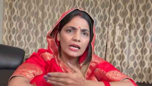 ఓ పాటతో విమర్శించిన నేహాసింగ్ ఓ పాటతో విమర్శించిన నేహాసింగ్