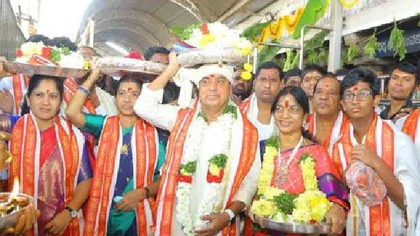 వేములవాడ రాజన్న ఆలయంలో స్వామివారికి పట్టువస్త్రాలు సమర్పించిన మంత్రి ఇంద్రకరణ్ రెడ్డి