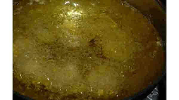 భర్తపై సలసలా కాగే వేడినూనె పోసిన ఇల్లాలు