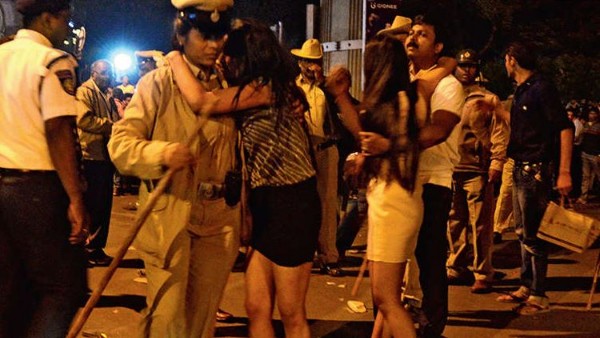  అమ్మాయిలతో లిక్కర్ పార్టీ