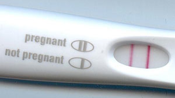 కాలేజ్ అమ్మాయి రూమ్ లో ప్రెగ్నెన్సీ కిట్ లు, నిరోధ్ లు