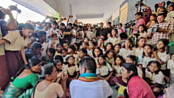 రేవంత్ రెడ్డి గోడ దూకి ఏం సందేశం ఇస్తున్నారు? రేవంత్ రెడ్డి గోడ దూకి ఏం సందేశం ఇస్తున్నారు?