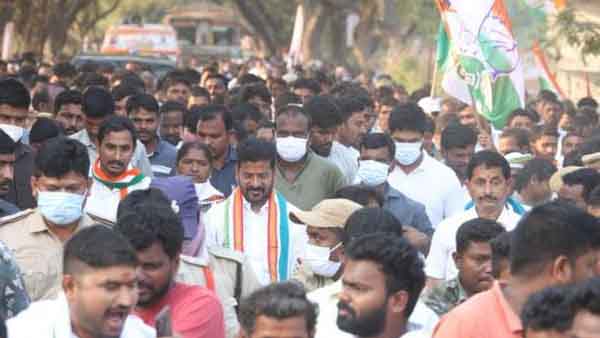 రేవంత్ పాదయాత్రలో కనిపించని సీనియర్లు 