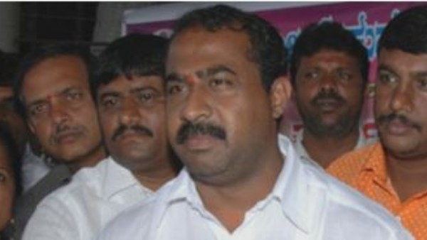 ఎమ్మెల్యే చేతికి చిక్కిన ఆడియో టేప్ ఎమ్మెల్యే చేతికి చిక్కిన ఆడియో టేప్