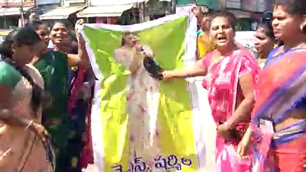 వరంగల్ లో షర్మిల ఫ్లెక్సీ చెప్పులతో కొట్టి దగ్ధం చేసి నిరసన