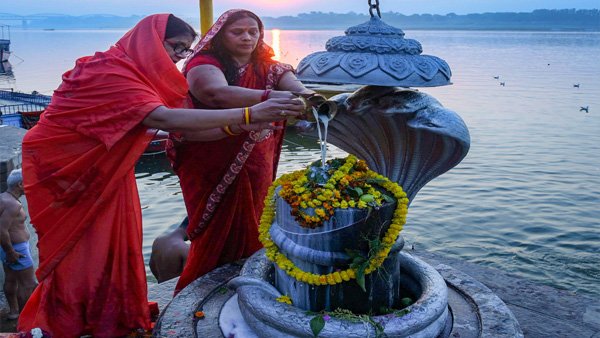 Devotees thronged Shiva temples in both the Telugu states on the occasion of Mahasiva Ratri Devotees thronged Shiva temples in both the Telugu states on the occasion of Mahasiva Ratri