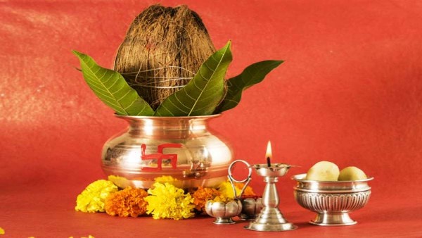 వెండితో నిండిన కలశం