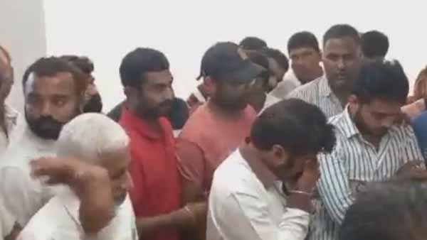 తారకరత్న పార్థీవ దేహాన్ని చూసి బాలయ్య కన్నీటిపర్యంతం