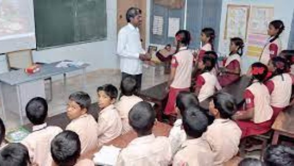  చైన్ లింక్ వ్యాపారం చేస్తున్న టీచర్లు