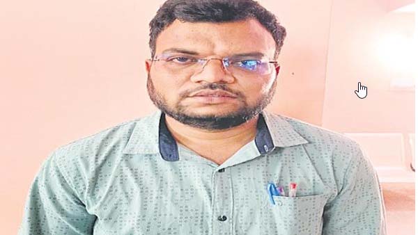 తనకిచ్చిన ఓఎంఆర్ షీట్ మింగేశాడు