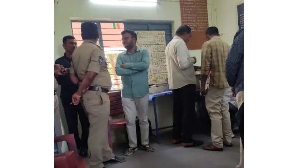 సీసీ కెమెరాలో బయటపడిన ముఖీద్ బండారం